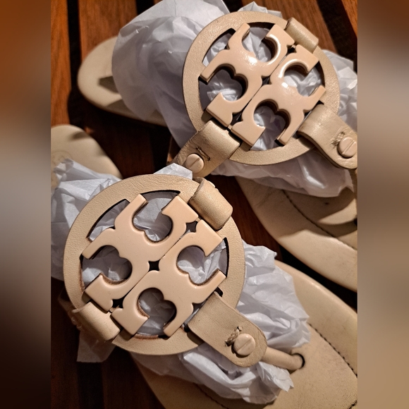Tory Burch Cream Logo Sandals. Size 7 Medium - Picture 7 of 9